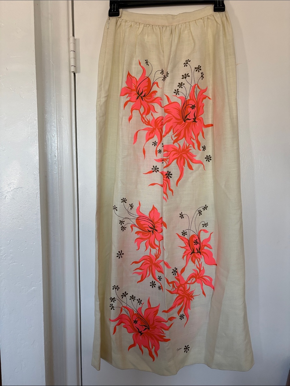 Women’s Cream Maxi Skirt Cover with Neon Pink Floral Print XS

W 24”

L 38”